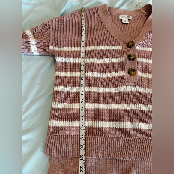 Rachel Zoe Medium Dusty Rose Striped V Neck. Longsleeve. Three Button Pullover. - Picture 3 of 9
